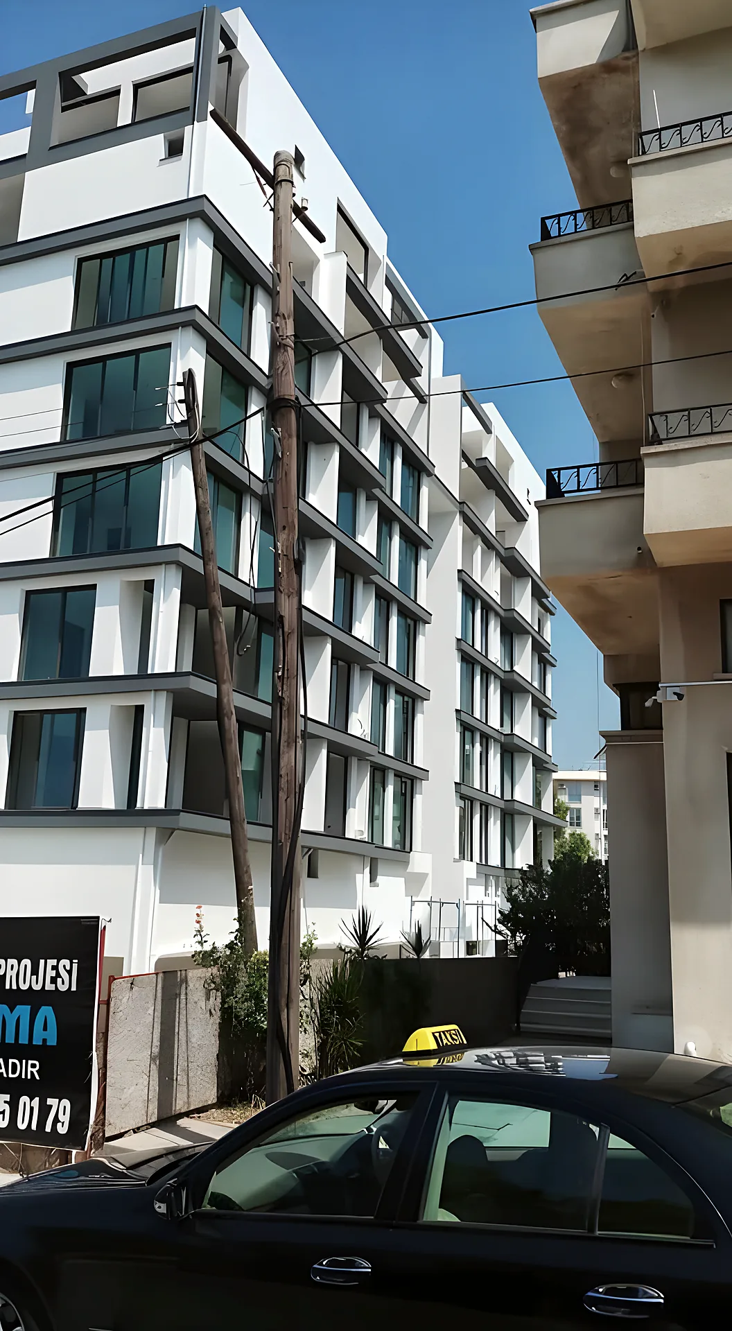 Çeliker Apartmanı, balconies